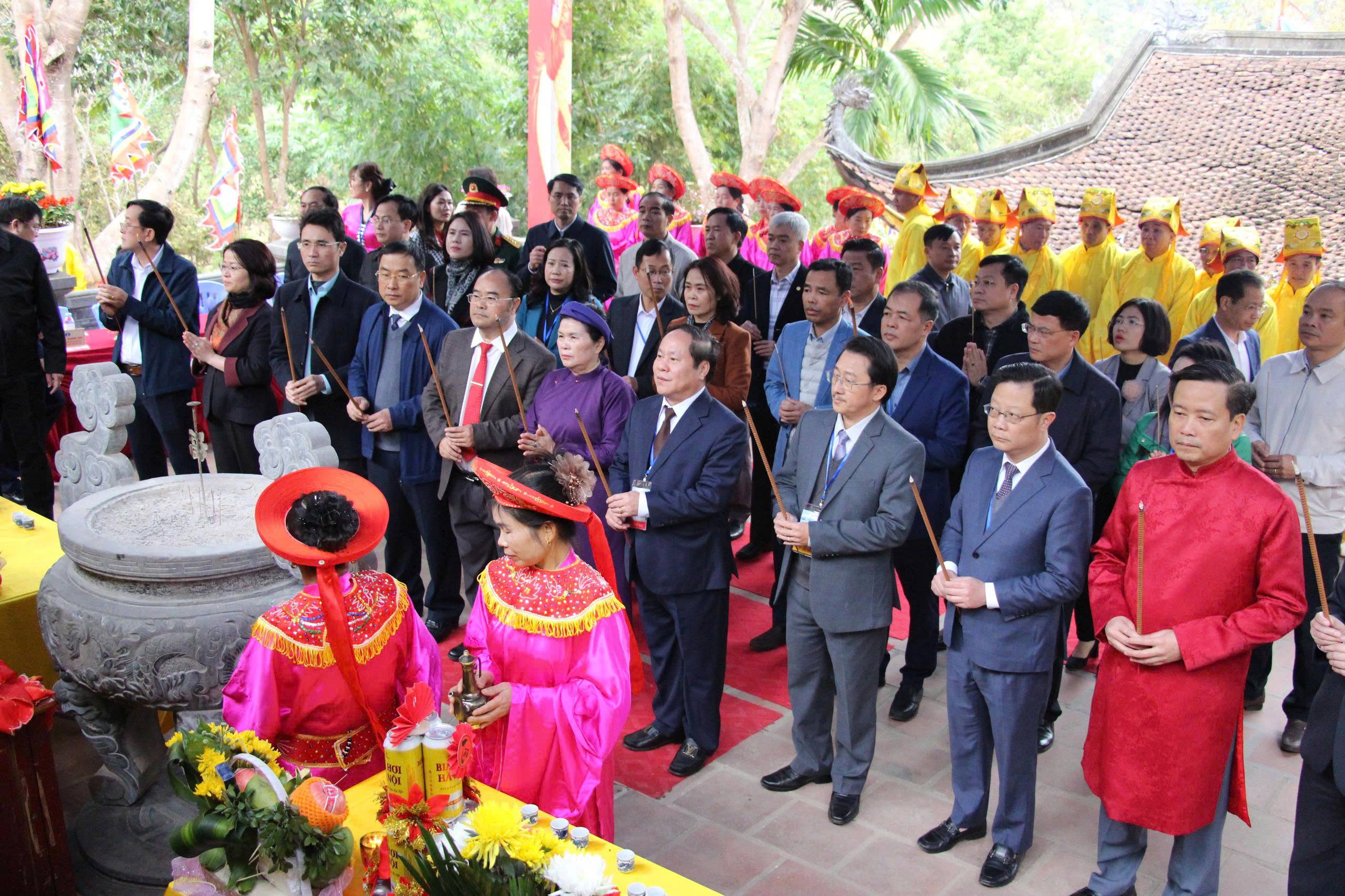 Lãnh đạo tỉnh thắm hương